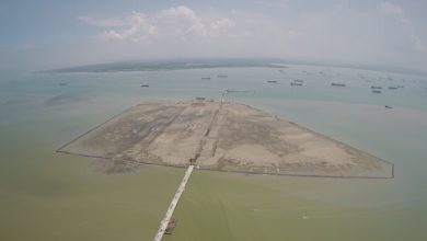Foto udara pulau buatan di Selat Madura, Indonesia.