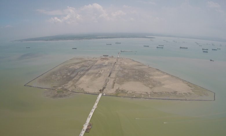 Foto udara pulau buatan di Selat Madura, Indonesia.
