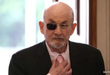 Pria, yang menikam Salman Rushdie, menghadapi hingga 25 tahun penjara