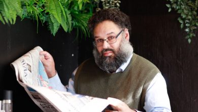 Rekanan Evan Calford membaca koran