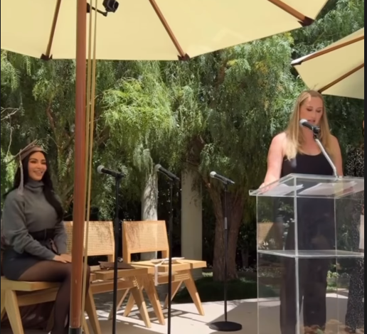 Kim Kardashian merayakan kelulusan program hukumnya