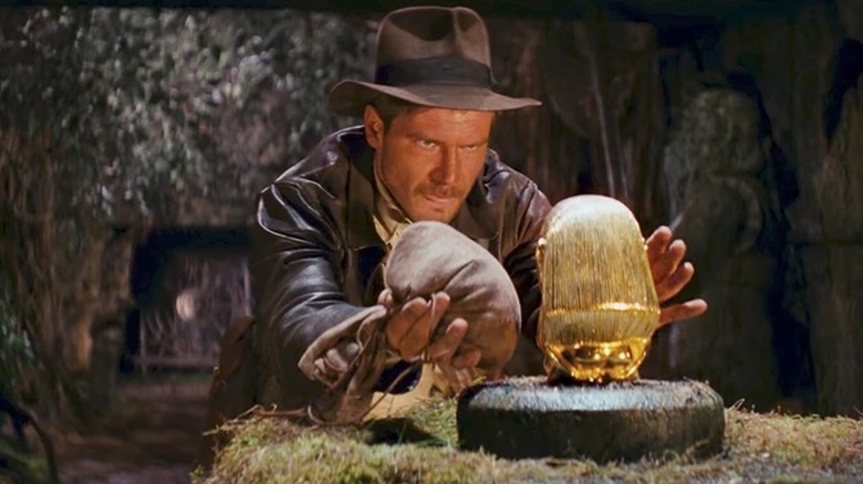 Harrison Ford sebagai Indiana Jones meraih idola emas di Raiders of the Lost Ark