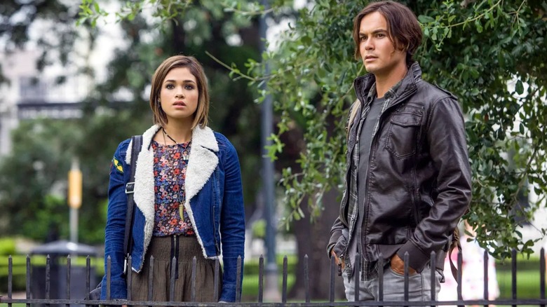 Miranda dan Caleb mencoba mencari tahu misteri seram di Ravenswood