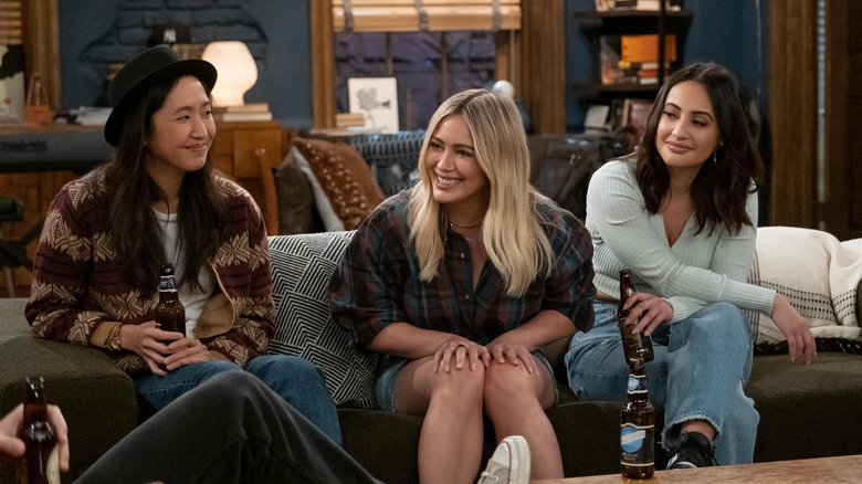 Ellen (Tien Tran), Sophie (Hilary Duff), dan Valentina (Francia Raisa) minum tentang bagaimana saya bertemu ayah Anda