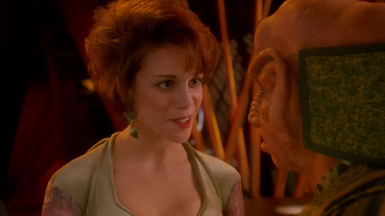 LEEGA Berbicara dengan Rom di Star Trek: Deep Space Nine.