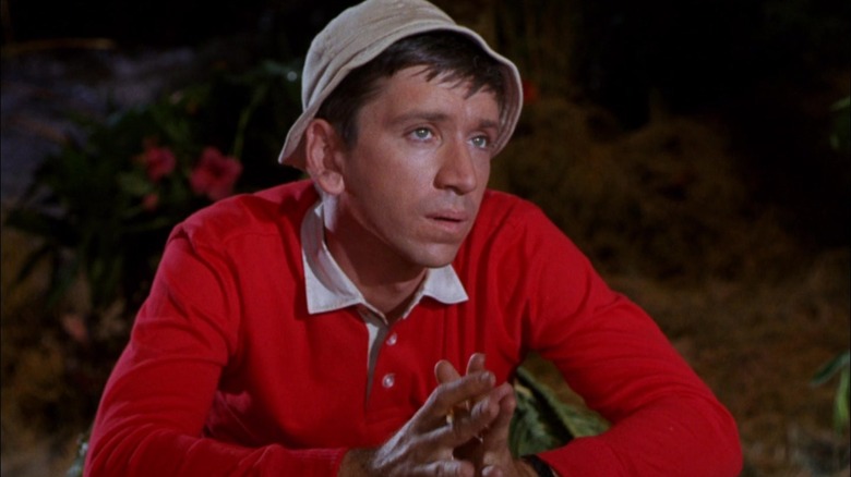 Gilligan duduk di meja hakim tampak termenung di Pulau Gilligan.