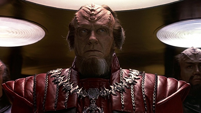 David Warner sebagai Kanselir Gorkon tiba di perusahaan di Star Trek VI: Negara yang belum ditemukan
