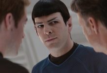 Spock Eying Pike sementara Kirk terlihat di Star Trek (2009)