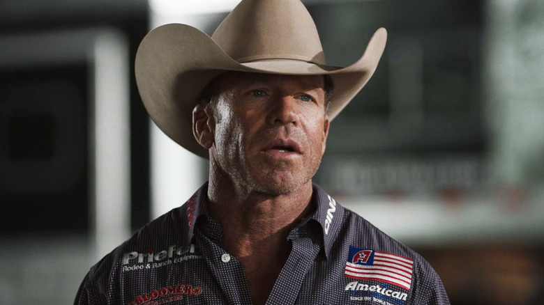 Travis Wheatley dari Taylor Sheridan berdiri di luar dengan topi koboi di Yellowstone