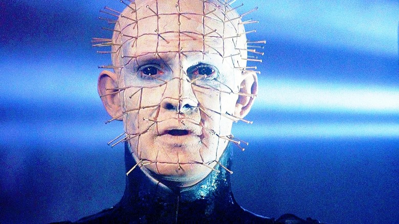 Pinhead menatap intens di Hellraiser (1987)