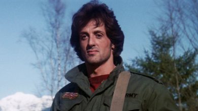 John Rambo Sylvester Stallone berdiri melihat ke kejauhan melawan langit biru dengan darah pertama