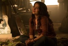 Dina duduk dan menatap dengan penuh kasih pada Ellie di luar layar di The Last of Us Season 2