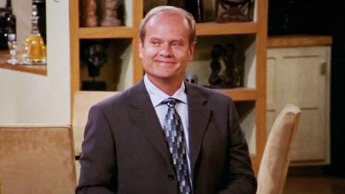 Kelsey Grammer saat Frasier tersenyum saat dia berlutut di lantai apartemennya di Frasier