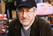 Steven Spielberg terlihat mengenakan topi dan jaket di Austin Powers di Goldmember