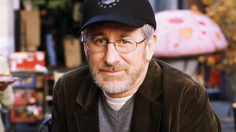 Steven Spielberg terlihat mengenakan topi dan jaket di Austin Powers di Goldmember