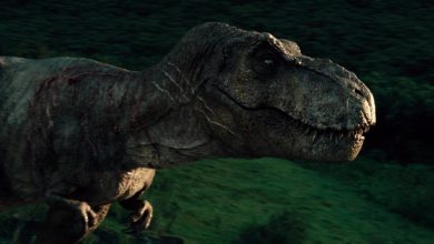 Rexy T-Rex berjalan ke tepi helipad di ujung Jurassic World