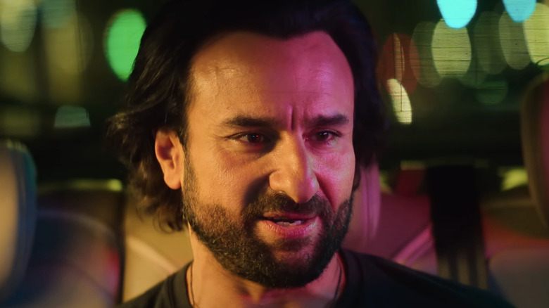 Saif Ali Khan Saat Rehan Roy duduk di belakang mobil di Pencuri Permata - pencurian dimulai