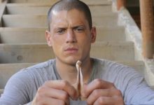 Michael Scofield memegang catatan tentang istirahat penjara