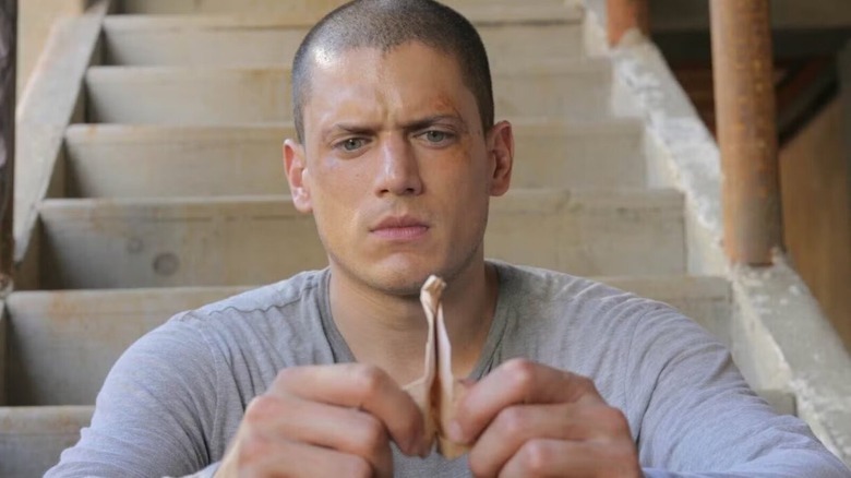 Michael Scofield memegang catatan tentang istirahat penjara