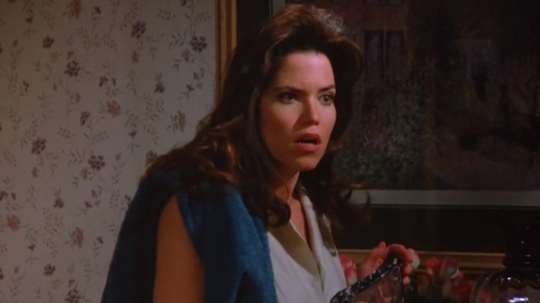 Rachel tampak terkejut di apartemen gelap di Seinfeld