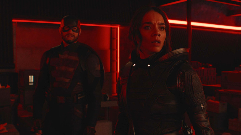 John Walker dari Wyatt Russell dan hantu Hannah John-Kamen tampak prihatin saat lampu merah padam di Thunderbolts