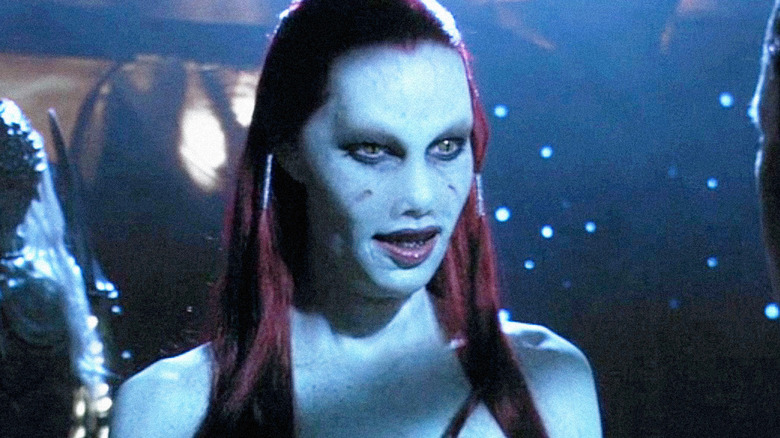 Ratu Wraith Andee Frizzell menatap seseorang di luar layar di Stargate Atlantis