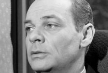 James Daly sebagai Gart Williams terlihat di dekat episode Twilight Zone A Stop di Willoughby
