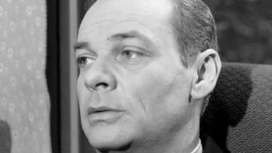 James Daly sebagai Gart Williams terlihat di dekat episode Twilight Zone A Stop di Willoughby