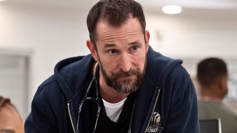 Noah Wyle sebagai Dr. Robby tampak termenung di Pitt