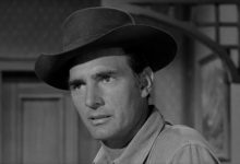 Chester yang terlihat khawatir di Gunsmoke