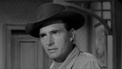 Chester yang terlihat khawatir di Gunsmoke