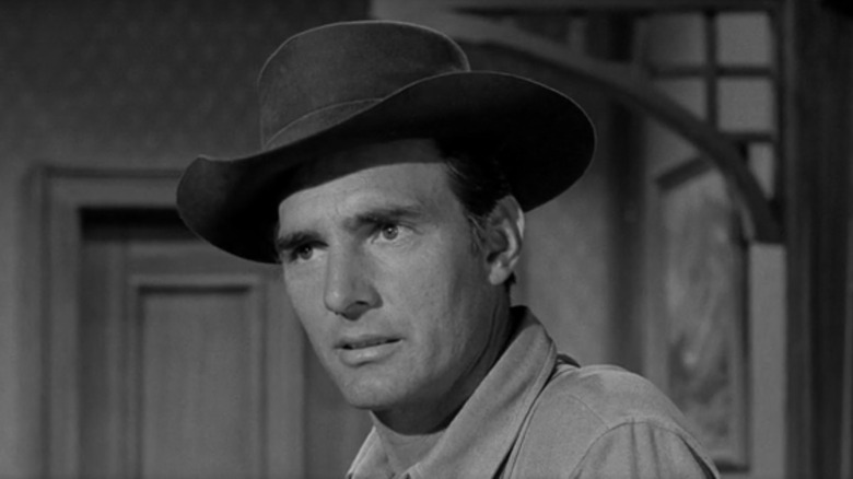 Chester yang terlihat khawatir di Gunsmoke
