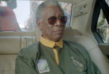 Morgan Freeman sebagai Nelson Mandela duduk di belakang mobil di Invictus