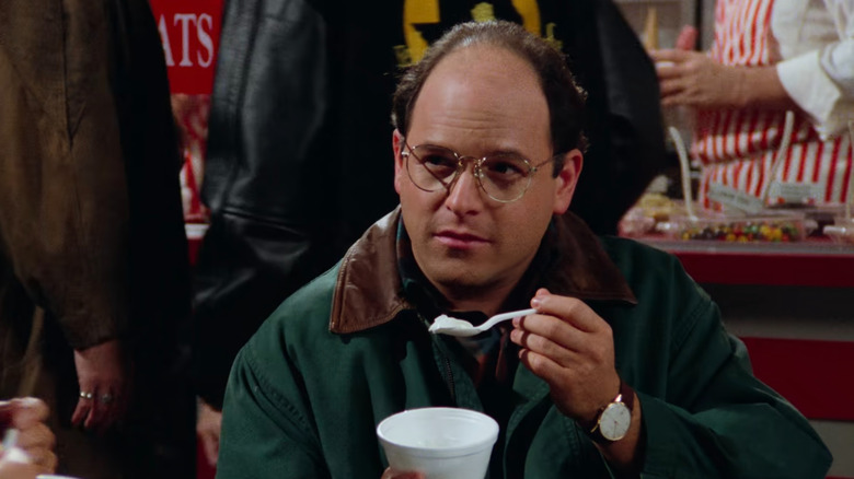 George Costanza makan yogurt di Seinfeld