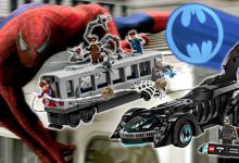 Urutan kereta Spider-Man 2 dengan satu set Lego dari adegan dan Lego Batman Forever Batmobile dengan sinyal kelelawar yang ditumpangkan di atasnya