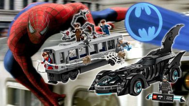 Urutan kereta Spider-Man 2 dengan satu set Lego dari adegan dan Lego Batman Forever Batmobile dengan sinyal kelelawar yang ditumpangkan di atasnya