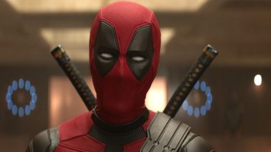 Ryan Reynolds sebagai Deadpool berdiri di TVA dengan setelan barunya di Deadpool & Wolverine