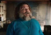 Jack Black as Steve di ruangan yang penuh dengan alat dalam film Minecraft