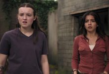 Bella Ramsey sebagai Ellie dan Isabela Merced sebagai Dina melihat sesuatu yang memprihatinkan di kejauhan di The Last of Us