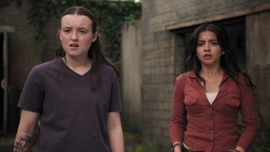 Bella Ramsey sebagai Ellie dan Isabela Merced sebagai Dina melihat sesuatu yang memprihatinkan di kejauhan di The Last of Us