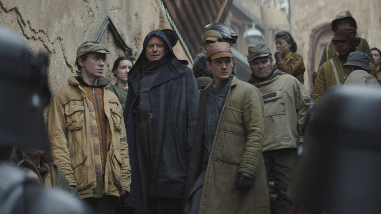 Syril dan Luthen berdiri di beberapa langkah di Andor Season 1
