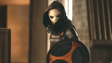 Taskmaster memegang perisai