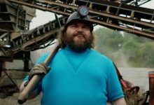 Jack Black seperti Steve, memegang kapak