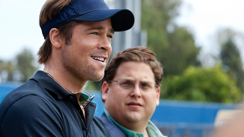 Brad Pitt sebagai Billy Beane dan Jonah Hill sebagai Peter Brand berdiri bersama