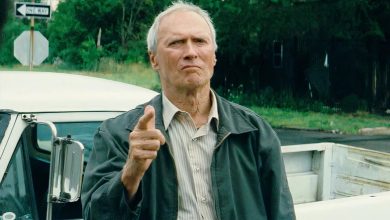 Clint Eastwood menunjuk pistol jari sebagai Walt Kowalski di Gran Torino