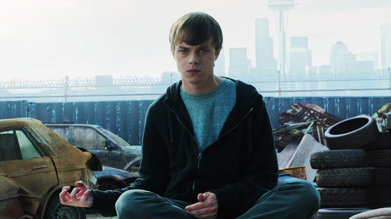 Andrew Dane Dehaan Dudy Duduk Berkaki Berkaki dan Membuat Gerakan Dengan Tangannya Di Chronicle