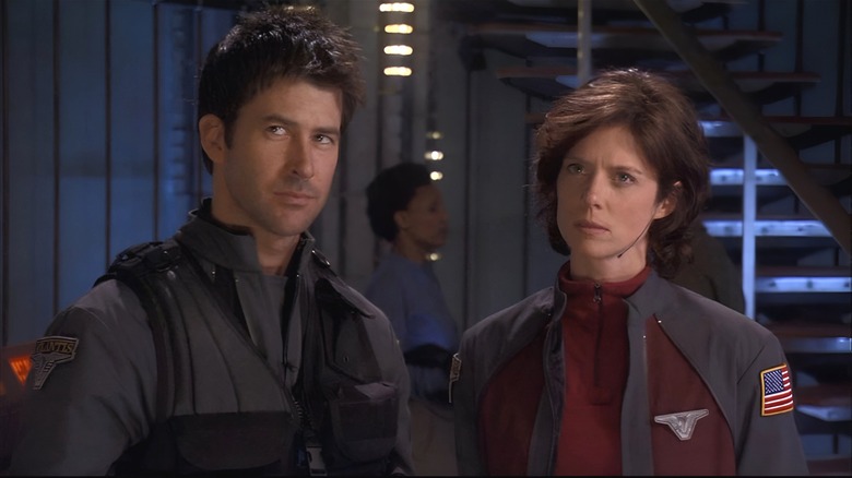 John Sheppard dan Dr. Elizabeth Weir bekerja sama di Stargate Atlantis
