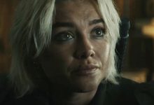 Yelena Belova dari Florence Pugh melihat ke seberang bingkai di Thunderbolts