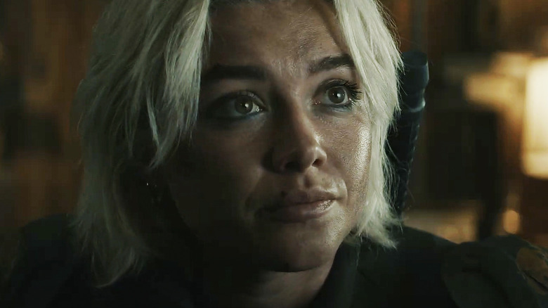 Yelena Belova dari Florence Pugh melihat ke seberang bingkai di Thunderbolts