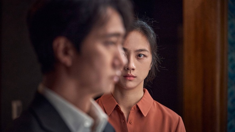 Tang Wei As Seo-Rae Menatap Park Hae-Il Sebagai Hae-Jun (yang Melihat Sedikit) dalam Keputusan untuk Pergi